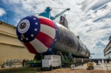 Tàu ngầm tấn công John Warner (SSN 785), tàu ngầm lớp Virginia - Đơn vị tiền vận hành (PCU), được chuyển đến ụ nổi của Công ty đóng tàu Newport News Shipbuilding để chuẩn bị cho lễ đặt tên vào ngày 06/09/2014, tại Newport News, Virginia, Hoa Kỳ, hôm 31/08/2014. (Ảnh: Hải quân Hoa Kỳ/John Whalen/Huntington Ingalls Industries/Bản tin phát tay qua Reuters)