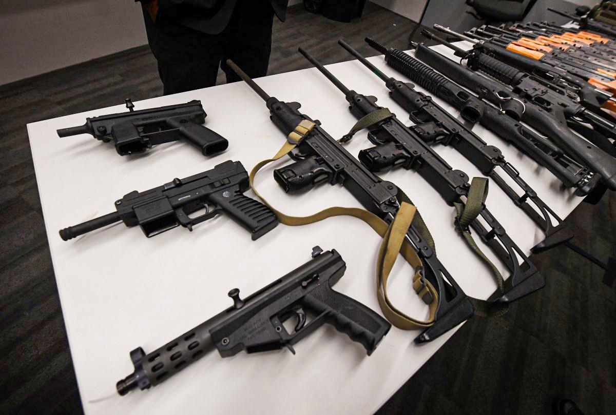 Súng trường và hai súng phóng hỏa tiễn chống tăng được trưng bày tại cuộc họp báo công bố kết quả của chương trình mua lại súng ẩn danh tại trụ sở cảnh sát ở Los Angeles, California, vào ngày 19/05/2017. (Ảnh: Mark Ralston/AFP/Getty Images)