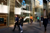 Những người đi làm bằng tàu đi ngang qua chi nhánh Ngân hàng ANZ ở Martin Place ở Sydney, Úc, hôm 07/06/2022. (Ảnh: Brendon Thorne/Getty Images)