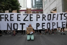 Người biểu tình chặn một con phố ở Canary Wharf trong cuộc biểu tình bên ngoài trụ sở Ofgem, sau thông báo giới hạn giá năng lượng, ở London, Anh quốc, ngày 26/08/2022. (Ảnh: Maja Smiejkowska/Reuters)