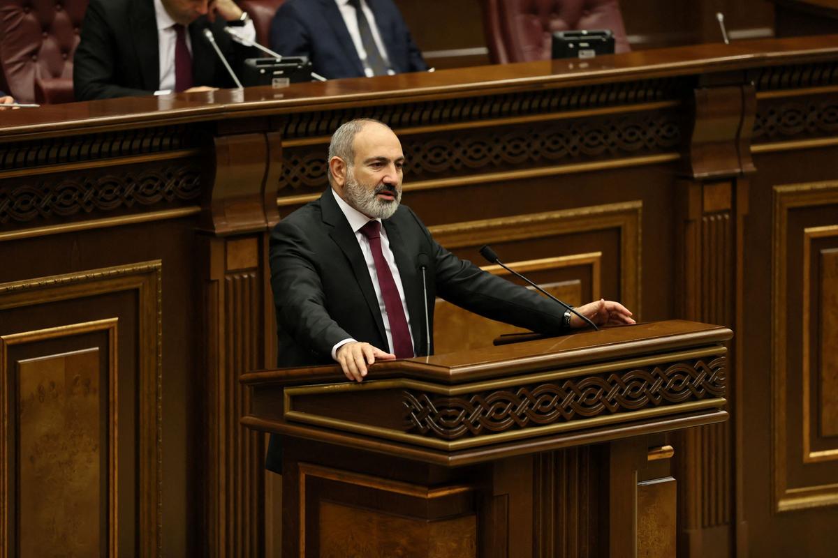 Thủ tướng Armenia Nikol Pashinyan đọc bài diễn văn trước nghị viện sau khi hành động thù địch leo thang ở khu vực Nagorno-Karabakh dọc biên giới Armenia với Azerbaijan, tại Yerevan, Armenia, vào ngày 13/09/2022. (Ảnh: Tigran Mehrabyan/PAN qua Reuters)