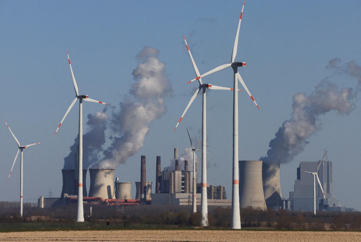 Các trạm phong năng của công ty điện lực RWE ở đối diện các nhà máy nhiệt điện than nâu tại phía tây bắc Cologne, Đức, ngày 18/03/2022. (Ảnh: Wolfgang Rattay/Reuters)