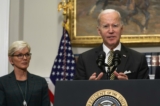 Tổng thống Joe Biden, cùng với Bộ trưởng Năng lượng Jennifer Granholm, đưa ra nhận xét về năng lượng trong một sự kiện tại Phòng Roosevelt của Tòa Bạch Ốc vào ngày 19/10/2022. (Ảnh: Alex Wong/Getty Images)