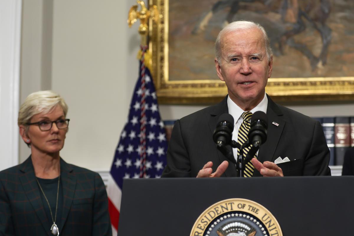Tổng thống Joe Biden, cùng với Bộ trưởng Năng lượng Jennifer Granholm, đưa ra nhận xét về năng lượng trong một sự kiện tại Phòng Roosevelt của Tòa Bạch Ốc vào ngày 19/10/2022. (Ảnh: Alex Wong/Getty Images)