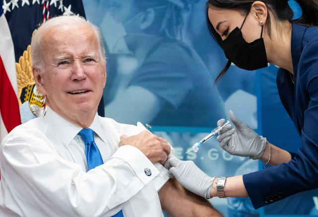 Tổng thống Joe Biden được chích mũi bổ sung lưỡng trị vaccine COVID-19 tại Thính phòng South Court của Tòa nhà Văn phòng Điều hành Eisenhower, cạnh Tòa Bạch Ốc, ở Hoa Thịnh Đốn, vào ngày 25/10/2022. (Ảnh: Saul Loeb/AFP qua Getty Images)