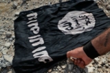 Một bức ảnh chụp cho thấy lá cờ của nhóm khủng bố ISIS. (Ảnh: Hussein Malla/AP Photo)