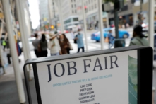 Biển hiệu của một hội chợ việc làm trên Đại lộ số 5 (5th Avenue) sau khi báo cáo việc làm ở quận Manhattan của thành phố New York được công bố hôm 03/09/2021. (Ảnh: Andrew Kelly/Reuters)