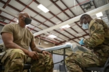Hạ sĩ quan phụ trách NCOIC Trung sĩ Nhất Demetrius Roberson của Dịch vụ Y tế Dự phòng chuẩn bị chích vaccine COVID-19 cho một người lính ở Fort Knox, Kentucky, vào ngày 09/09/2021. (Ảnh: Jon Cherry/Getty Images)