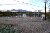 Một trạm biến áp điện không người vận hành ở Arizona dường như chỉ có dây xích và dây thép gai để bảo vệ. (Ảnh: Allan Stein/The Epoch Times)