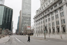 Một người đàn ông băng qua một con phố vắng ở trung tâm thành phố Montreal vào lúc áp dụng lệnh phong tỏa trên toàn quốc trong thời gian đầu đại dịch, vào ngày 05/04/2020. (Ảnh: The Canadian Press/Graham Hughes)