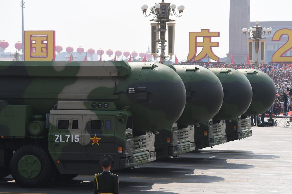 Hỏa tiễn đạn đạo xuyên lục địa có khả năng mang đầu đạn hạt nhân DF-41 của Trung Quốc dàn hàng ngang trong cuộc duyệt binh tại Quảng trường Thiên An Môn ở Bắc Kinh vào ngày 01/10/2019. (Ảnh: Greg Baker/AFP qua Getty Images)