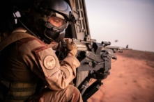 Một người lính của lực lượng Barkhane cầm vũ khí trên trực thăng khi bay gần căn cứ quân sự của Ouallam, vào ngày 15/07/2022, trong chuyến thăm chính thức của Các Bộ trưởng Bộ Ngoại giao và Lực lượng Vũ trang Pháp tới Niger - Các Bộ trưởng Bộ Ngoại giao và Lực lượng Vũ trang Pháp khẳng định vào ngày 15/07/2022 tại Niamey rằng họ sẵn sàng tăng cường mối quan hệ đối tác quan trọng giữa Paris với Niger ở cấp độ kinh tế và quân sự, vào thời điểm Pháp đang tìm cách xác định lại lời đề nghị chiến lược của mình ở châu Phi. (Ảnh: Bertrand Guay/AFP qua Getty Images)