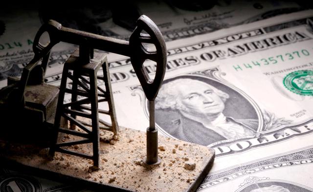 Mô hình in 3D thiết bị bơm dầu trên tờ dollar trong một bức ảnh minh họa, ảnh chụp hôm 14/04/2020. (Ảnh: Dado Ruvic/Reuters)