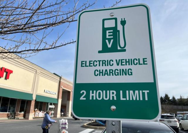 Bãi đỗ xe điện tại một cửa hàng bách hóa ở Mount Joy, Pennsylvania, tháng 02/2023. (Ảnh: Beth Brelje/The Epoch Times)