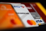 Hình minh họa này cho thấy thẻ ghi nợ và thẻ tín dụng được xếp trên một chiếc bàn ở Arlington, Virginia hôm 06/04/2020. (Ảnh: Olivier Douliery/AFP qua Getty Images)
