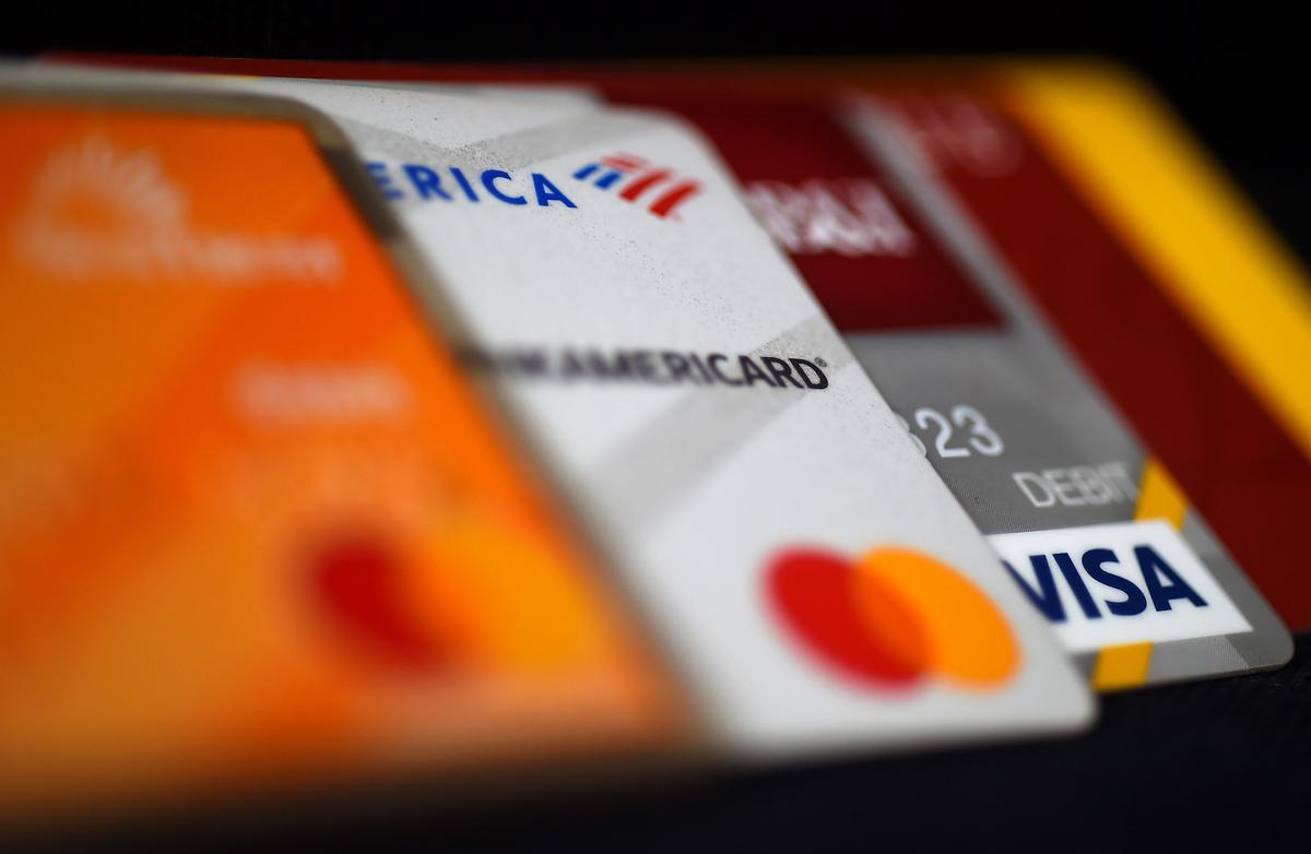 Hình minh họa này cho thấy thẻ ghi nợ và thẻ tín dụng được xếp trên một chiếc bàn ở Arlington, Virginia hôm 06/04/2020. (Ảnh: Olivier Douliery/AFP qua Getty Images)