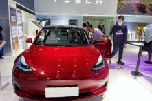 Khách tham quan ngắm nhìn chiếc xe điện Tesla Model 3 tại Triển lãm Sản phẩm Tiêu dùng Quốc tế Trung Quốc lần thứ ba ở Hải Khẩu, tỉnh Hải Nam, Trung Quốc, hôm 12/04/2023. (Ảnh: Casey Hall/Reuters)