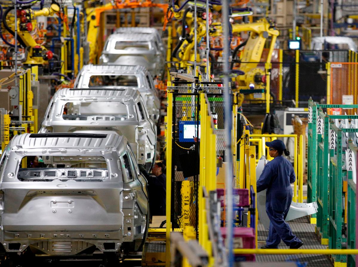Công nhân lắp ráp xe hơi tại nhà máy lắp ráp của Ford ở Chicago, Illinois, hôm 24/06/2019. (Ảnh: Jim Young/AFP qua Getty Images)