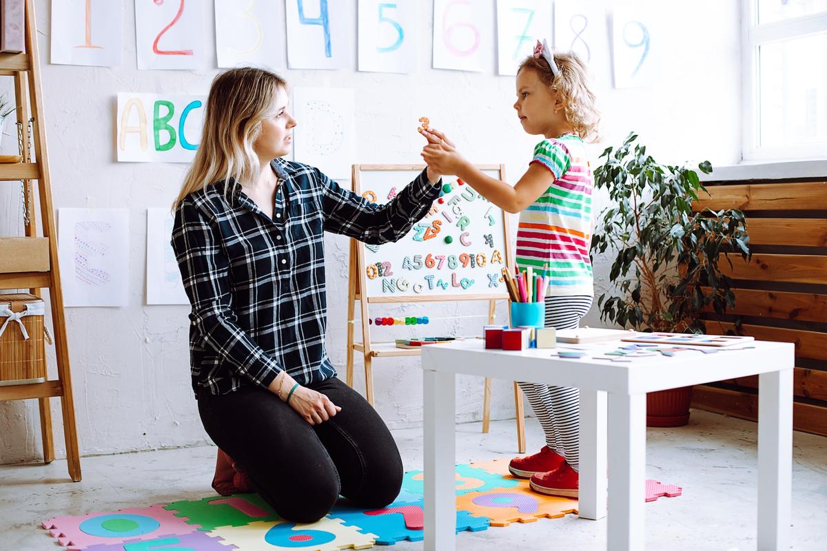 Học sinh mầm non được khuyến khích cạnh tranh với các bạn đồng trang lứa để có được đồ chơi, không gian, và sự chú ý. (Ảnh: tativophotos/Shutterstock)