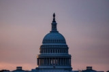 Tòa nhà Quốc hội Hoa Kỳ nhìn từ chân Đài tưởng niệm Hoa Thịnh Đốn lúc bình minh ở Thủ đô Hoa Thịnh Đốn, hôm 28/05/2023. (Ảnh: Samuel Corum/AFP qua Getty Images)