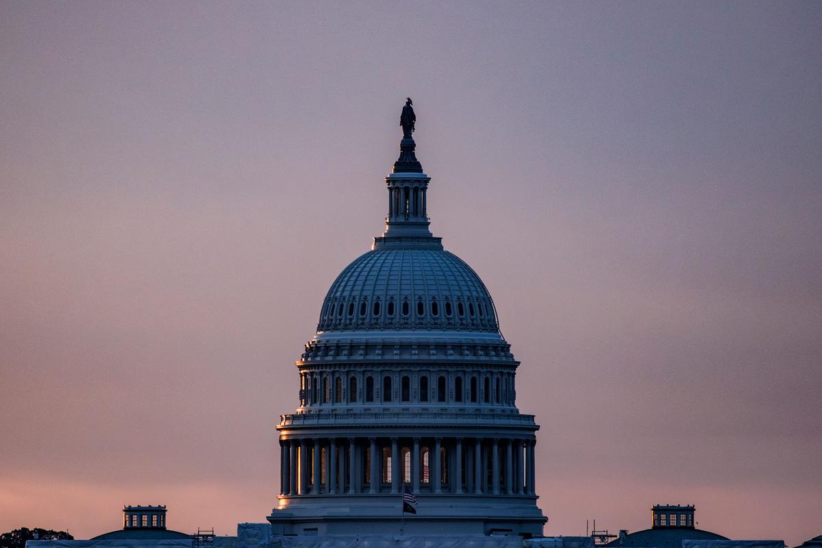 Tòa nhà Quốc hội Hoa Kỳ nhìn từ chân Đài tưởng niệm Hoa Thịnh Đốn lúc bình minh ở Thủ đô Hoa Thịnh Đốn, hôm 28/05/2023. (Ảnh: Samuel Corum/AFP qua Getty Images)