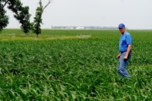 Ông Ed Fishbach, một người nông dân thế hệ thứ tư ở South Dakota, đang dẫn đầu cáo buộc chống lại một đề nghị đường ống thu giữ carbon ở năm tiểu bang của công ty Summit Carbon Solutions có trụ sở tại Iowa. (Ảnh: Allan Stein/The Epoch Times)