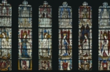 Bức tranh kính “The Virgin Mary and Five Standing Saints above Predella Panels” (Đức Trinh Nữ Maria và Năm Vị Thánh đứng bên trên các tấm họa bệ thờ), năm 1440–1446, của nghệ sĩ khuyết danh người Đức. Kính nồi kim loại (Pot-metal glass), kính trắng, sơn thủy tinh, nhuộm bạc; mỗi cửa sổ có kích thước 12 feet (~3,6m), 4 1/2 inch x 2 feet (~11,4cm x 61cm), 4 1/4 inch (~10,8cm). Bộ sưu tập Cloisters, Bảo tàng Nghệ thuật Metropolitan, thành phố New York. (Ảnh: Tài liệu công cộng)