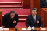 Thủ tướng Trung Quốc Lý Cường (bên trái) cúi chào đại diện các ban ngành trong lễ khai mạc phiên họp toàn thể lần thứ tư của Đại hội Đại biểu Nhân dân Toàn quốc tại Bắc Kinh, Trung Quốc, hôm 11/03/2023. (Ảnh: Lintao Zhang/Getty Images)