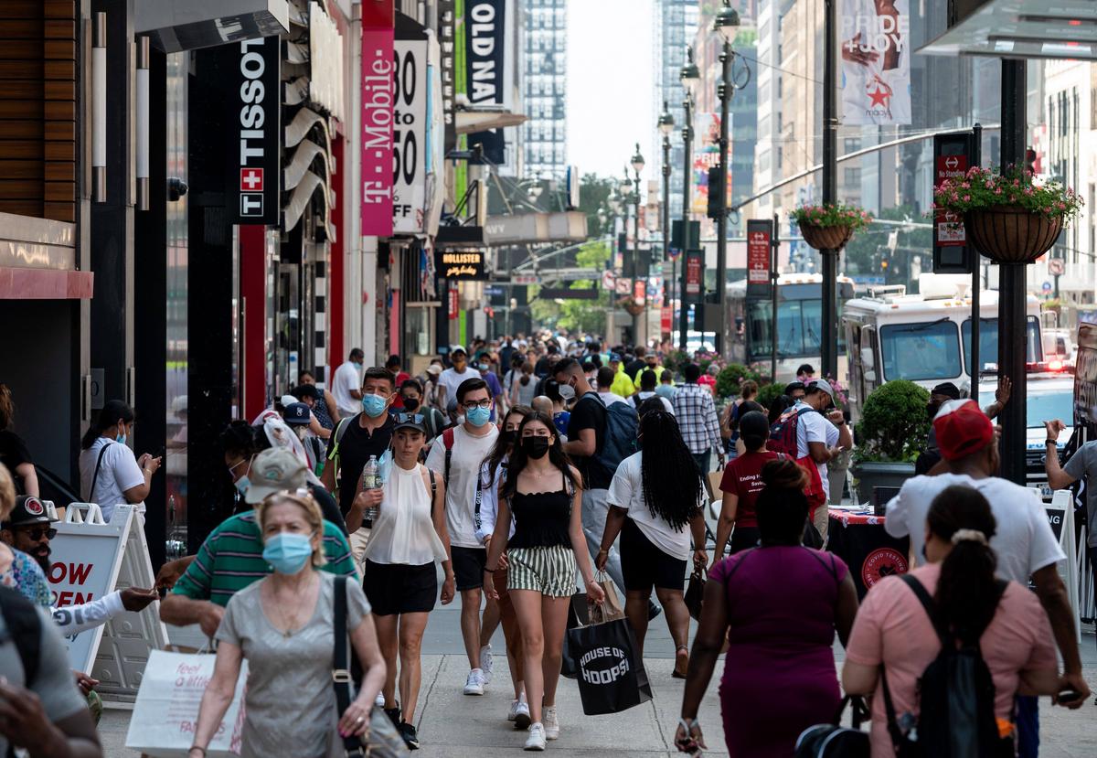 Khách bộ hành đi qua một khu mua sắm ở Manhattan hôm 07/06/2021. (Ảnh: Angela Weiss/AFP qua Getty Images)