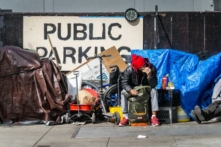 Một người đàn ông vô gia cư ở San Francisco hôm 23/02/2023. (Ảnh: John Fredricks/The Epoch Times)