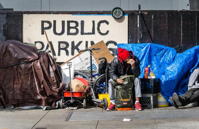 Một người đàn ông vô gia cư ở San Francisco hôm 23/02/2023. (Ảnh: John Fredricks/The Epoch Times)