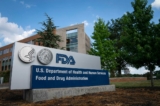 Một tấm biển của Cơ quan Quản lý Thực phẩm và Dược phẩm (FDA) bên ngoài trụ sở chính ở White Oak, Maryland, vào ngày 20/07/2020. (Ảnh: Sarah Silbiger/Getty Images)