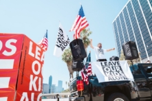 Khoảng 200 người biểu tình vì quyền của cha mẹ đã tuần hành qua trung tâm thành phố Los Angeles để phản đối việc chuyển đổi giới tính bí mật tại các trường công lập ở California, hôm 22/08/2023. (Ảnh: Đăng dưới sự cho phép của anh Hasmik Bezirdshyan)