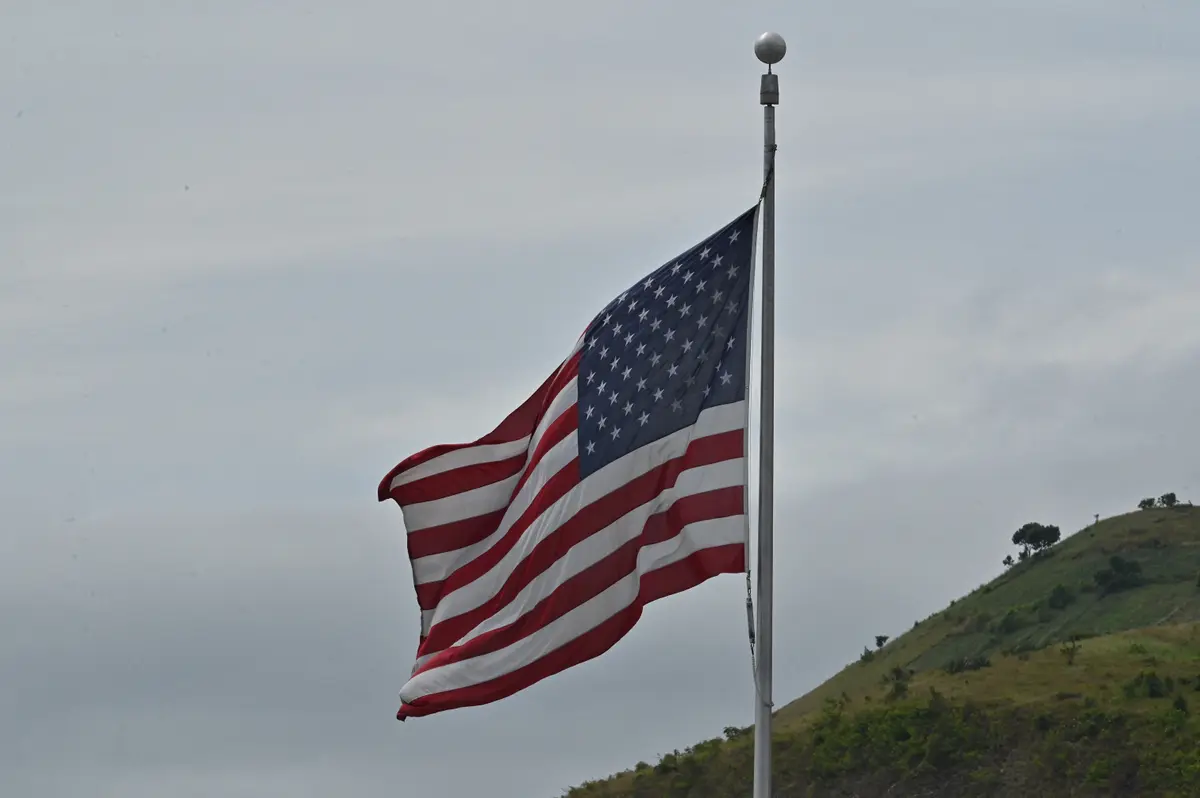 Một lá cờ Hoa Kỳ tại tòa nhà Đại sứ quán Hoa Kỳ trong một bức ảnh tài liệu. (Ảnh: Adek Berry/AFP qua Getty Images)