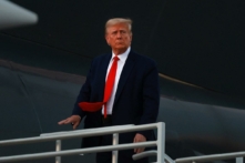 Cựu Tổng thống Donald Trump lên chiếc phi cơ riêng của mình, còn được gọi là Trump Force One, khi ông rời Phi trường Quốc tế Atlanta Hartsfield-Jackson sau khi trình diện tại nhà tù Quận Fulton ở Atlanta hôm 24/08/2023. (Ảnh: Joe Raedle/Getty Images)