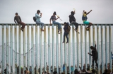 Những người nhập cư bất hợp pháp leo lên một đoạn hàng rào biên giới Hoa Kỳ-Mexico ở Tijuana, Mexico, vào ngày 29/04/2018. (Ảnh: David McNew/Getty Images)