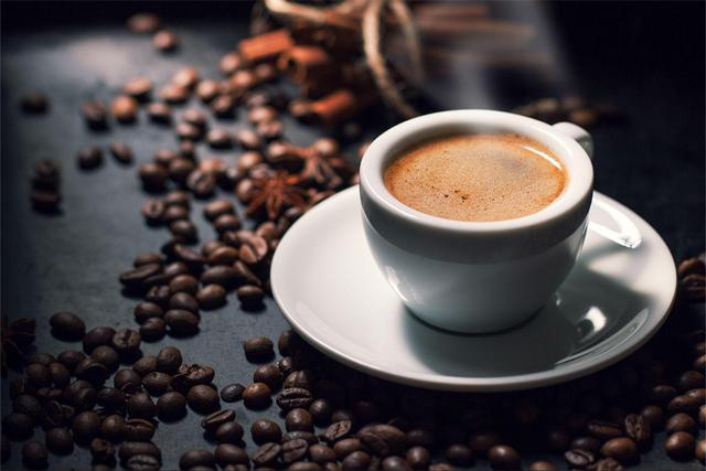 Cách pha cà phê có liên quan đến nguy cơ đau tim và tử vong, một nghiên cứu nói rằng cholesterol cao hơn ở những người uống 3 - 5 tách cà phê espresso mỗi ngày. (Ảnh: nerudol/Shutterstock)