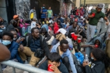 Hàng chục người nhập cư bất hợp pháp mới đến cắm trại bên ngoài khách sạn Roosevelt New York, ở thành phố New York, hôm 01/08/2023. (Ảnh: Spencer Platt/Getty Images)