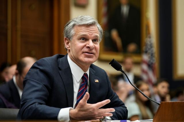 Giám đốc FBI Christopher Wray làm chứng trong phiên điều trần của Ủy ban Tư pháp Hạ viện về việc giám sát Cục Điều tra Liên bang (FBI) tại Capitol Hill ở Hoa Thịnh Đốn hôm 12/07/2023. (Ảnh: Drew Angerer/Getty Images)