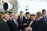 Tổng thống Nga Vladimir Putin (thứ 2 từ trái sang) và nhà lãnh đạo Bắc Hàn Kim Jong Un (thứ 2 từ phải sang) thăm phi trường vũ trụ Vostochny Cosmodrome ở tỉnh Amur thuộc vùng Viễn Đông của Nga hôm 13/09/2023. (Ảnh: Vladimir Smirnov/AFP qua Getty Images)