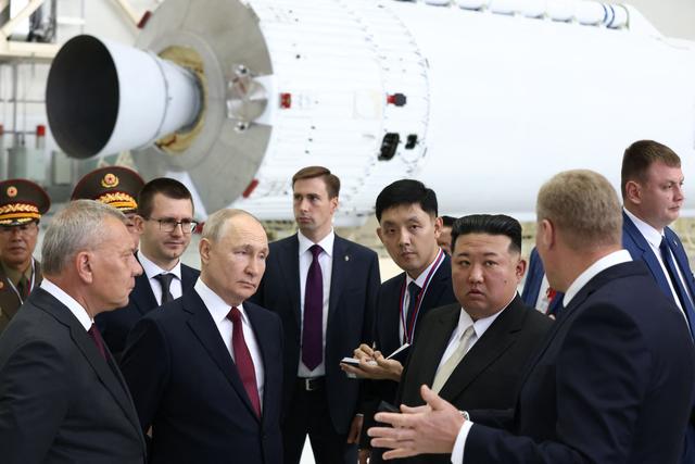 Tổng thống Nga Vladimir Putin (thứ 2 từ trái sang) và nhà lãnh đạo Bắc Hàn Kim Jong Un (thứ 2 từ phải sang) thăm phi trường vũ trụ Vostochny Cosmodrome ở tỉnh Amur thuộc vùng Viễn Đông của Nga hôm 13/09/2023. (Ảnh: Vladimir Smirnov/AFP qua Getty Images)