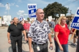 Chủ tịch UAW Shawn Fain cùng các thành viên nghiệp đoàn biểu tình bên ngoài trung tâm phân phối phụ tùng Stellantis ở Center Line, Michigan, hôm 22/09/2023. (Ảnh: Matthew Hatcher/AFP qua Getty Images)