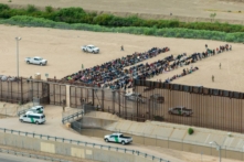 Nhìn từ trên không, những người di cư được tập hợp lại với nhau thành nhóm trong khi chờ giải quyết hồ sơ gần Ciudad Juarez ở El Paso, Texas, hôm 21/09/2023. (Ảnh: Brandon Bell/Getty Images/TNS)