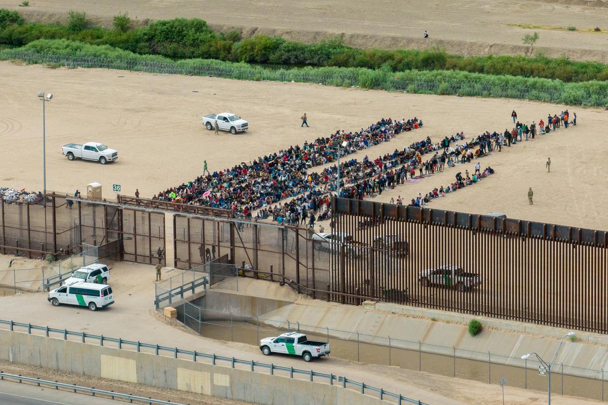 Nhìn từ trên không, những người di cư được tập hợp lại với nhau thành nhóm trong khi chờ giải quyết hồ sơ gần Ciudad Juarez ở El Paso, Texas, hôm 21/09/2023. (Ảnh: Brandon Bell/Getty Images/TNS)