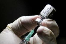 Một nhân viên chăm sóc sức khỏe chuẩn bị liều vaccine Pfizer/BioNTEch COVID-19 tại Viện Michener, ở Toronto, Canada, vào ngày 14/12/2020. (Ảnh: Carlos Osorio/Pool/AFP qua Getty Images)