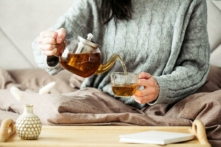 Uống trà thảo dược có thể giúp điều hòa hệ thần kinh thực vật và cải thiện chứng mất ngủ. (Ảnh: Savanevich Viktar/Shutterstock)