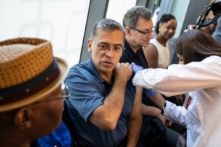 Bộ trưởng Y tế Hoa Kỳ Xavier Becerra, cùng với Giám đốc điều hành Pfizer Albert Bourla, được chích một trong những loại vaccine COVID-19 mới tại một CVS ở Hoa Thịnh Đốn hôm 20/09/2023. (Ảnh: Drew Angerer/Getty Images)