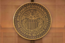 Con dấu của Hội đồng Thống đốc của Hệ thống Dự trữ Liên bang bên ngoài Tòa nhà William McChesney Martin của Fed ở Hoa Thịnh Đốn hôm 13/03/2023. (Ảnh: Alex Wong/Getty Images)