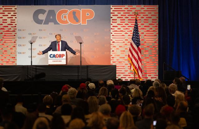 Cựu tổng thống và ứng cử viên tổng thống Donald Trump trình bày tại hội nghị của Đảng Cộng Hòa tiểu bang California ở Anaheim, California, hôm 29/09/2023. (Ảnh: John Fredricks/The Epoch Times)