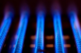 Ngọn lửa xanh của khí đốt tự nhiên cháy bên trong lò hơi trong một bức ảnh tài liệu. (Ảnh: Dmitry Naumov/Shutterstock)